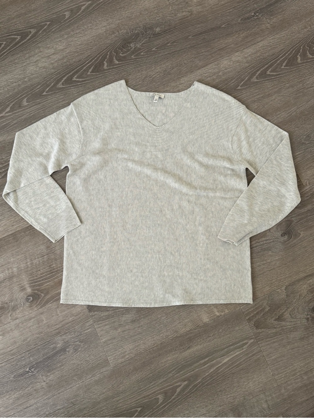 Ella Moss Women's Light Gray V-Neck Sweater